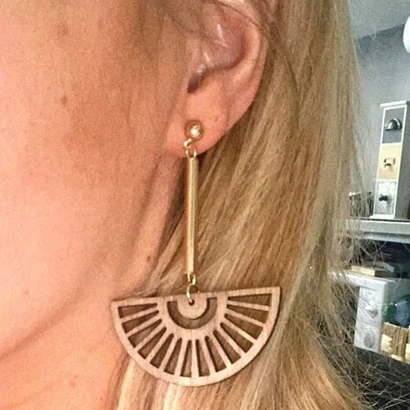 💖 2/$30 Boho brown gold fan drop dangle lightweight cute faux wood earrings - Picture 12 of 12